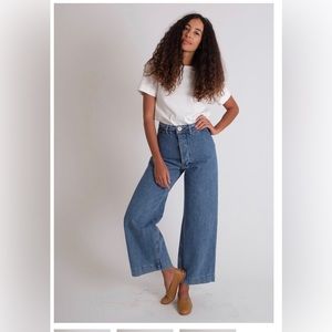 Wide leg, high rise, size “4” (expect a good fit for a typical 25)